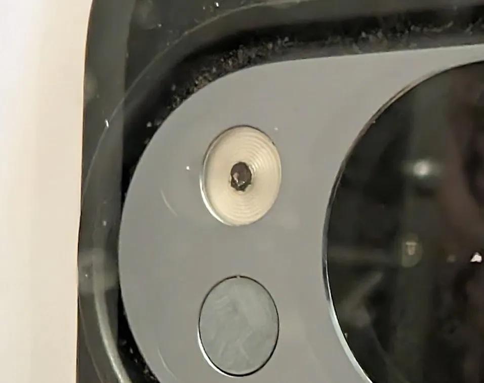 Pixel 10 Pro系列用戶反映，手電筒模組中央出現疑似燒焦的痕跡。（圖／翻攝網路）