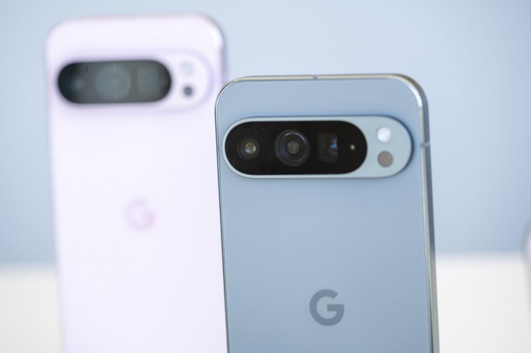 Pixel 10 Pro爲雙色設計，很清楚就能看出兩代相差。（圖／路透社）