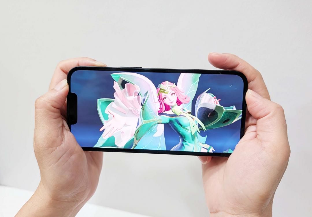 實測遊玩競技手遊《Garena傳說對決》有不錯的流暢度，較可惜的是螢幕僅支援60Hz更新率，在快速滑動時，畫面滑順度會略遜於主流120Hz機型。