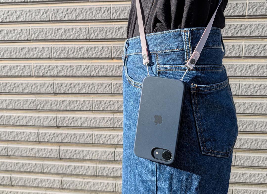 iPhone 17系列熱門的斜背掛繩配件在iPhone 17e上也能使用，兼具實用性與時尚感。