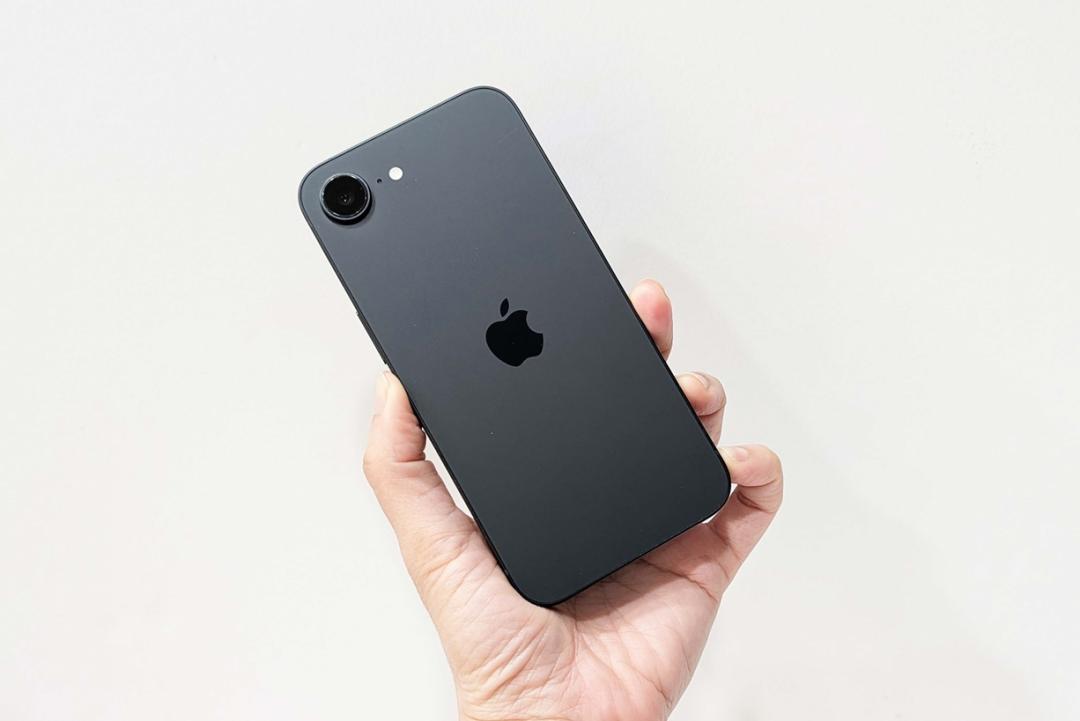 iPhone 17e採用霧面材質設計，使用時不易沾染指紋。