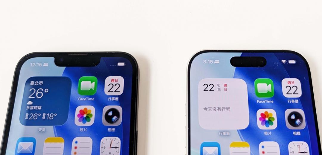 iPhone 17e（圖左）仍為劉海螢幕，沒有引入動態島設計（如右iPhone 17）。