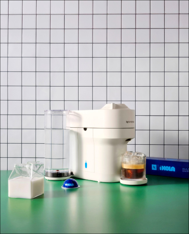 Nespresso聯名藍瓶咖啡系列登台，Vertuo Pop+藍瓶限量款咖啡機，6,900元；藍瓶-NOLA風味咖啡限量款膠囊，1條10顆600元。