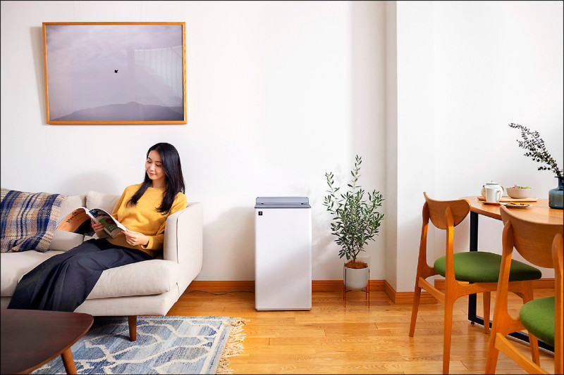 對抗過敏關鍵之一即是打造乾爽的居家環境，除濕機幾乎已成為必備家電。圖為Sharp DW-T15FT，建議售價21,900元。