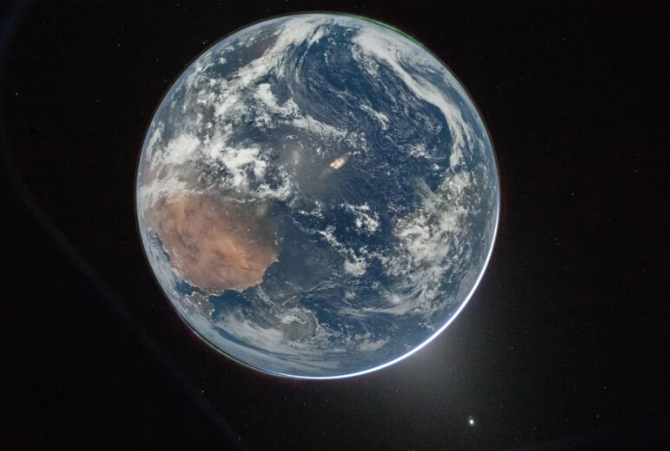 舉例來說，「阿提米絲2號」太空人 Reid Wiseman 就以 D5 拍攝了以下這張地球美照，參數設定就將 ISO 調整至 51,200，並且搭配僅 1/4 秒快門時間與 f/4 光圈值，無需將光圈開到最大，或是延長快門時間。(圖／翻攝 NASA 網站)
