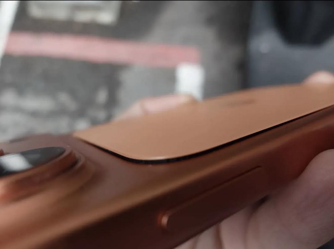 iPhone 17 Pro爆背板浮起災情！網瘋猜原因　達人警告別亂處理