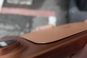 iPhone 17 Pro爆背板浮起災情！網瘋猜原因　達人警告別亂處理