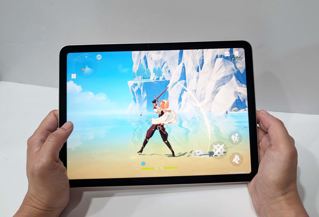 實測《原神》與《惡靈古堡4》等遊戲，在高畫質設定下依然能維持穩定幀率。（記者吳佩樺攝）
