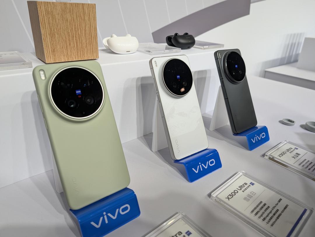 vivo X300 Ultra具備雙2億畫素鏡頭。（圖／記者吳佩樺攝）