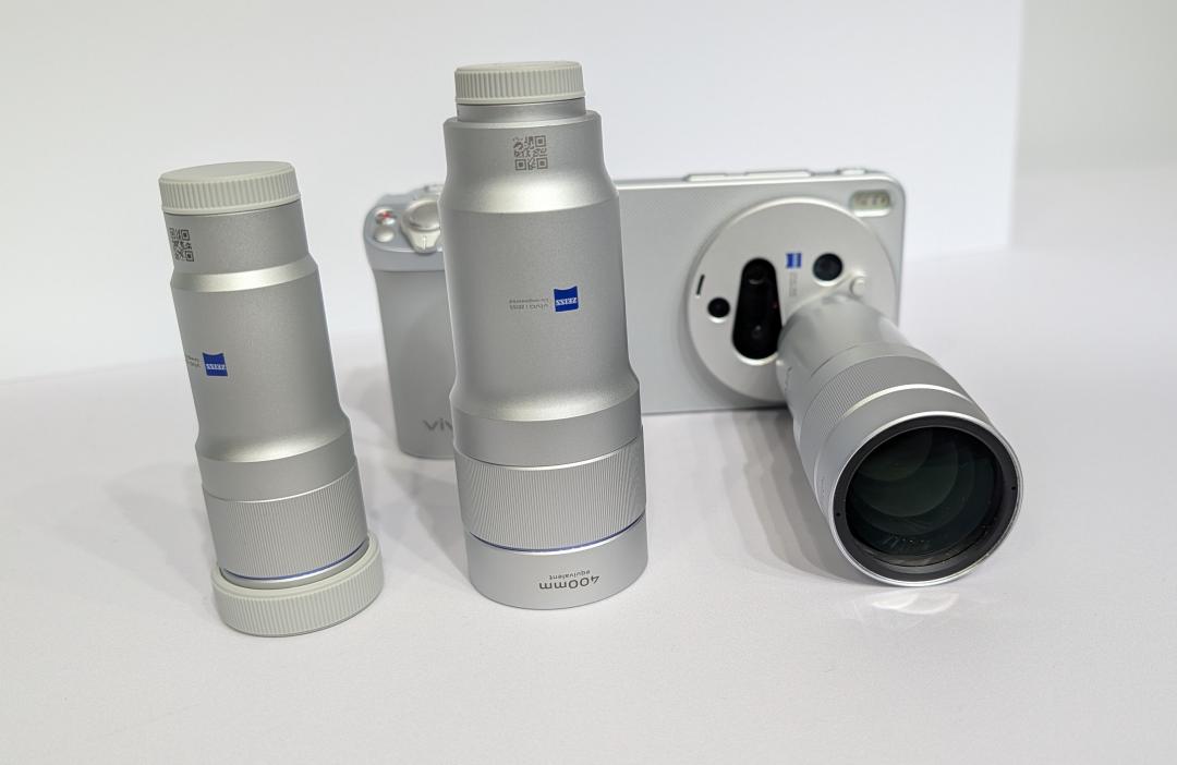 vivo X300 Ultra可搭配全新二代200mm、400mm蔡司增距鏡拍攝。（圖／記者吳佩樺攝）