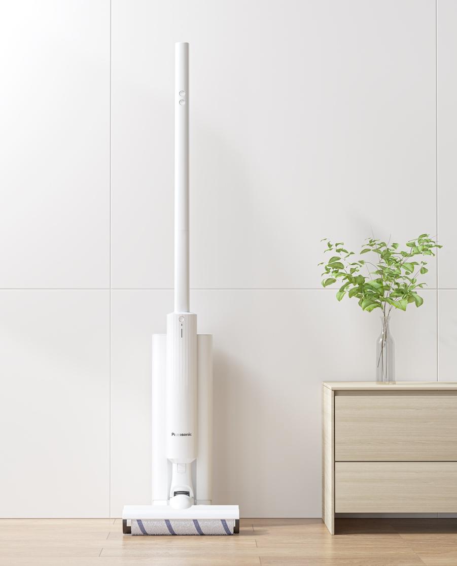 Panasonic無線吸塵器MC-KC1W，具備自動集塵座，兼具收納、充電和清潔集塵盒功能，11,500元。