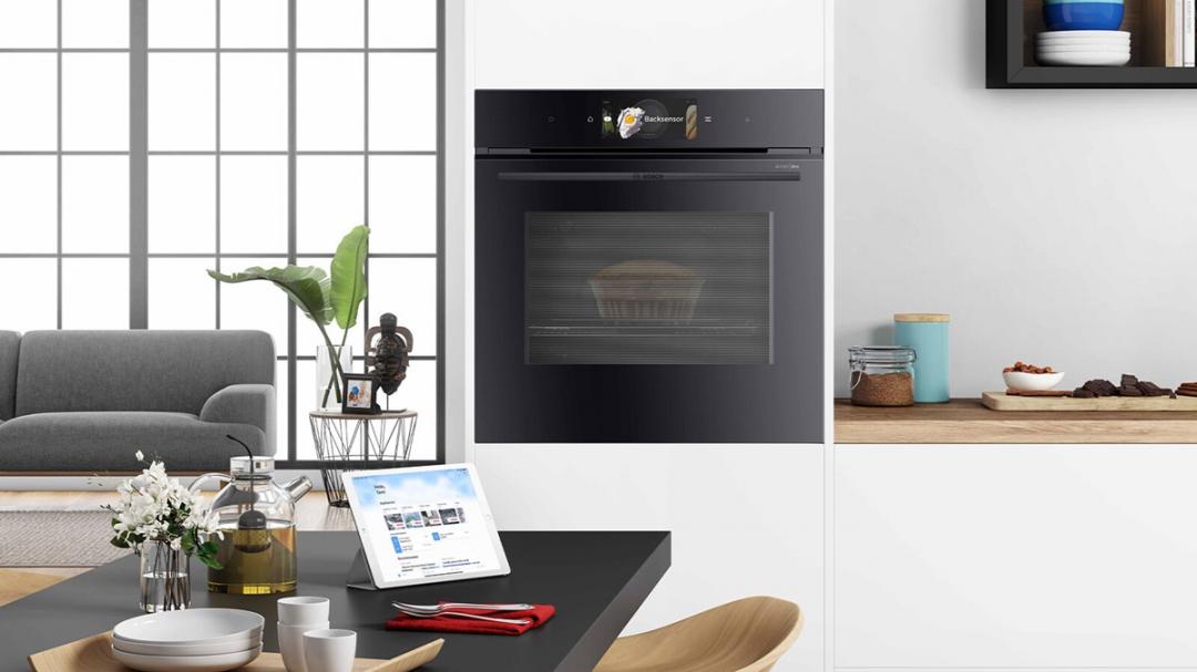 嵌入式廚電可節省廚房空間，BOSCH 8系列微波蒸氣烤箱，價格店洽。
