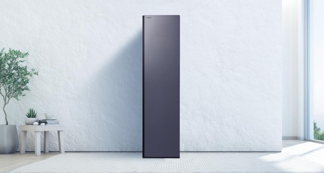 Panasonic電子衣櫥N-R600AR-X1，鏡面設計可營造空間層次感，可替衣物除菌除臭，42,800元。
