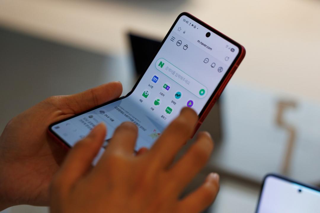 三星英國高層認為，小摺疊手機是現今偏好小尺寸手機用戶的最佳選擇。（圖／美聯社）