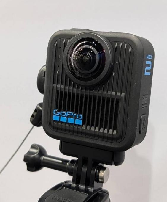 若不想因拍攝打斷旅程興致，這台體積小巧的全景相機就很適合。GoPro MAX 2可以搭配配件夾在背包、隨身物件上，並具備360度無死角的全景8K畫面捕捉，讓你專心沉浸於眼前的體驗，回到飯店後再從素材中剪輯精彩片段。（記者黃肇祥攝）