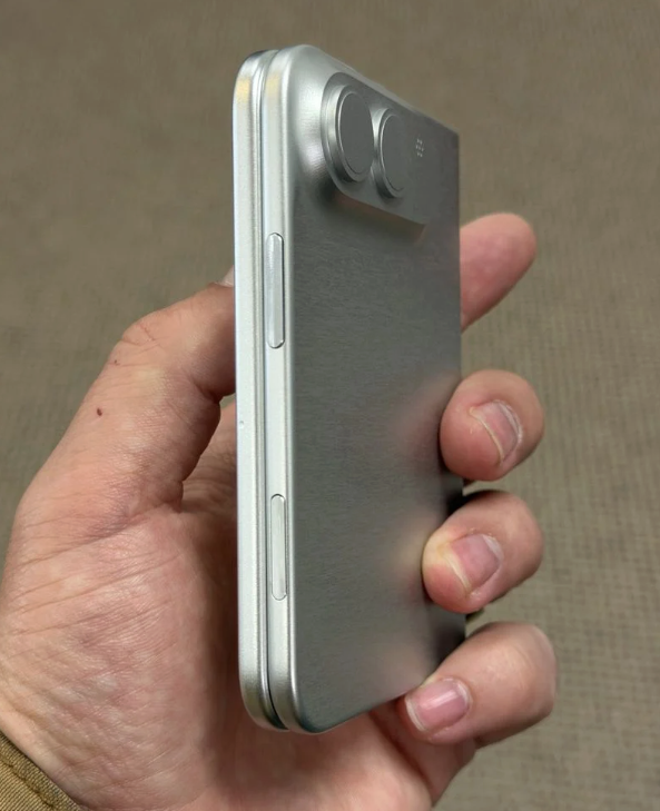 [新聞] 蘋果摺疊 iPhone 實機樣貌曝光了！與 iPad、iPhone 17 尺寸 - 通訊 - PTT.BEST 批踢踢爆文 3