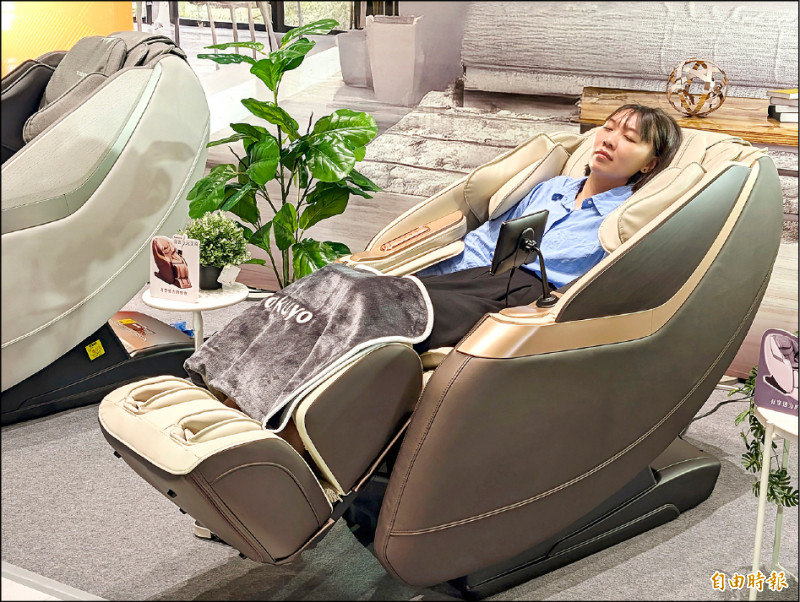 tokuyo音波S玩美椅原價119,000元，限時優惠89,900元，截止時間店洽，提供木質棕（圖右）、霧岩灰（圖左）兩色選擇。5月11日前在tokuyo直營百貨據點購買，可獲無線溫感刮刮揉頸枕與雙頻舒眠枕，限量200份。（記者黃肇祥攝）