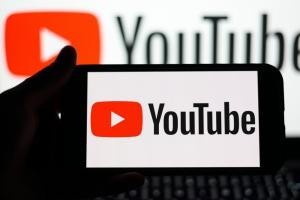 YouTube 付費功能下放！免費用戶也能邊看影片邊滑手機