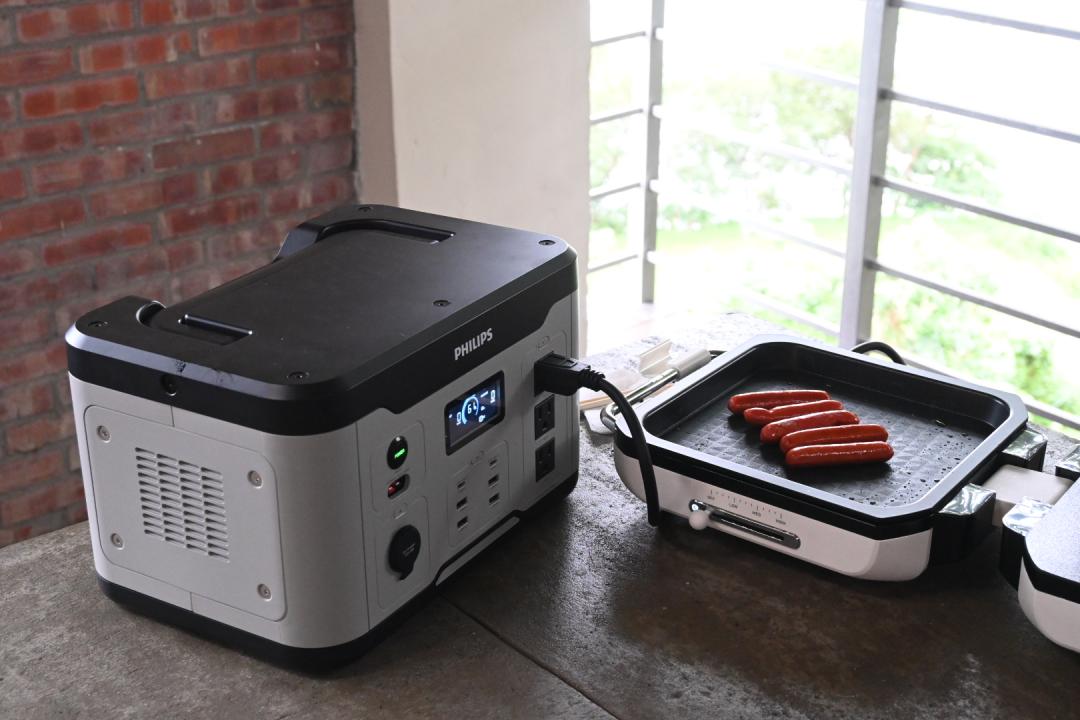 DLP8095的AC輸出可以支援1200W，因此高功率的電烤盤也適用。（圖／記者黃肇祥攝）