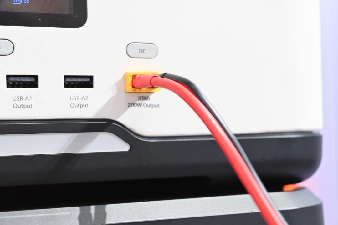 透過連接線，多顆儲能行動電源的電量能彼此串聯。（圖／記者黃肇祥攝）