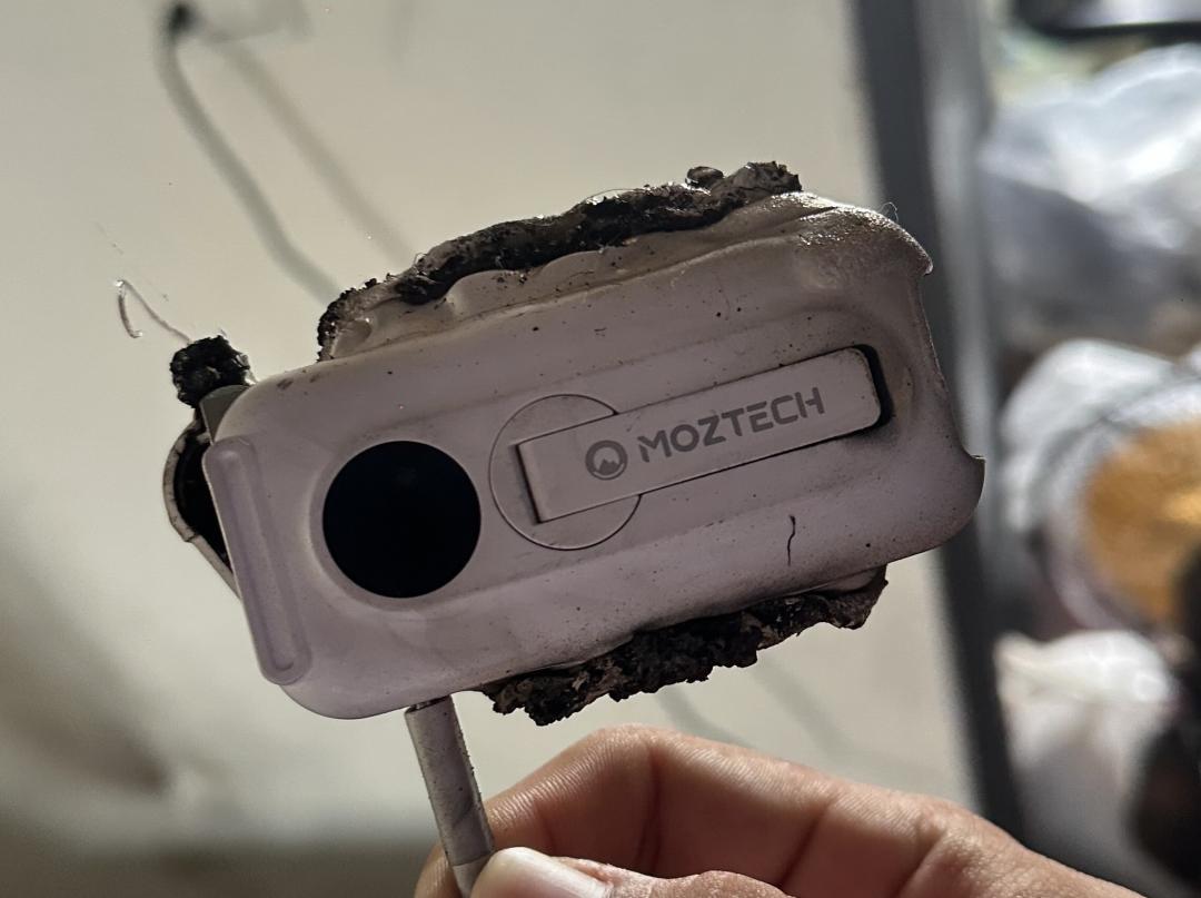 行動電源充到一半突起火!網友一看品牌傻眼:又是它別再用了