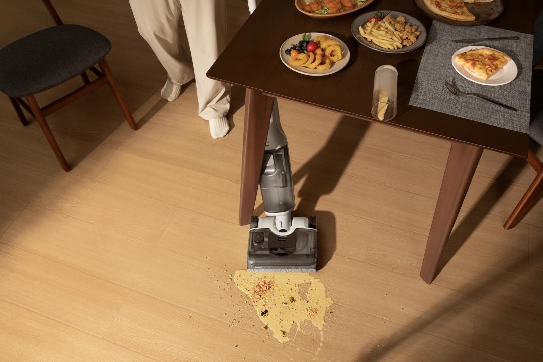 F25 RT Gen 2洗地機，導入全新輔助輪設計，使用更輕鬆省力。（圖／石頭）