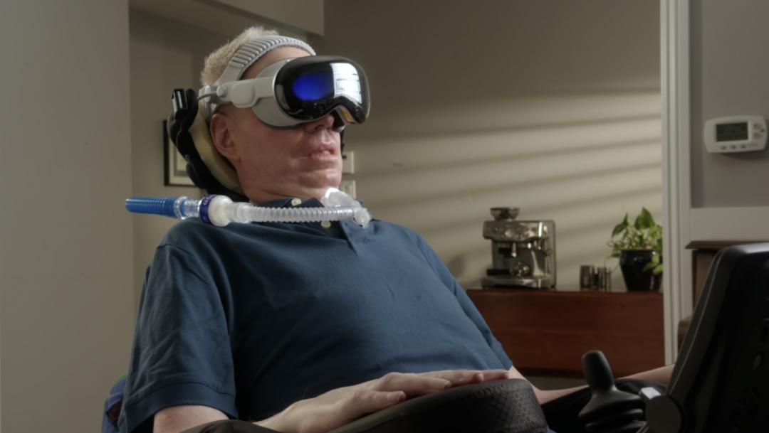 全新的電動輪椅控制功能運用  Vision Pro 的精準眼球追蹤系統，為相容的替代驅動系統提供靈敏的輸入方式。（圖／蘋果）