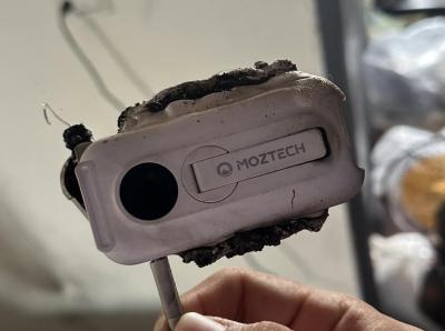 行動電源充到一半突起火！網友一看品牌傻眼：又是它別再用了
