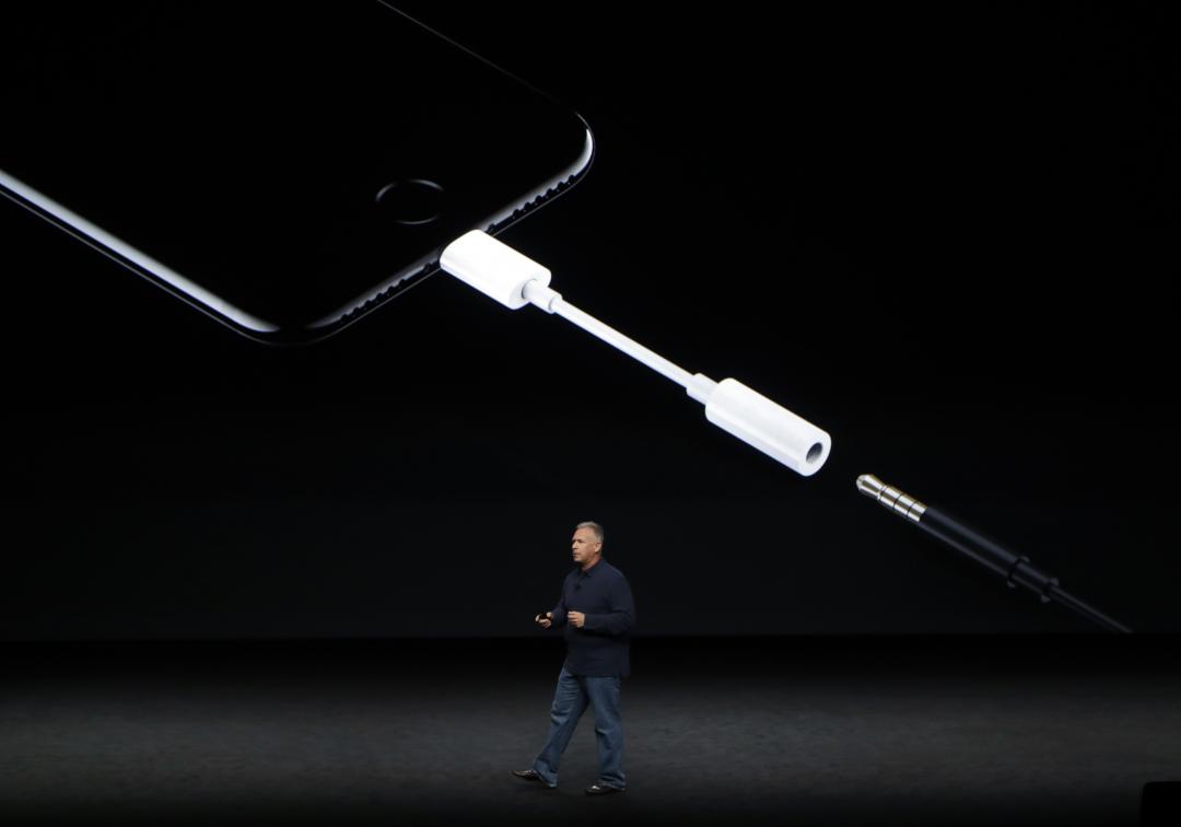 蘋果自2016年起就不再於iPhone提供3.5mm耳機孔，後續多個Android品牌隨之跟進。（美聯社）