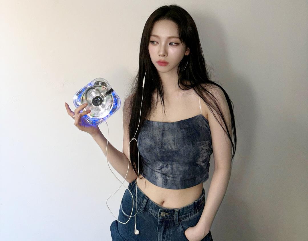 南韓女團aespa成員Karina以有線耳機搭配CD隨身聽完美詮釋Y2K復古懷舊感。（翻攝IG@katarinabluu）