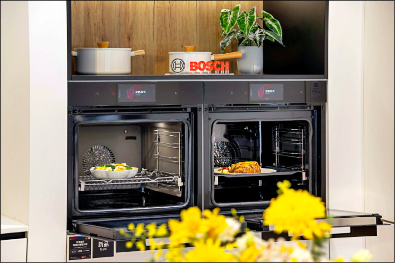 BOSCH發表2026年旗艦廚電新品，強調高質感設計和智慧應用功能。accentline蒸烤爐，168,000元（圖左）；accentline蒸氣烤箱，138,000元（圖右）。