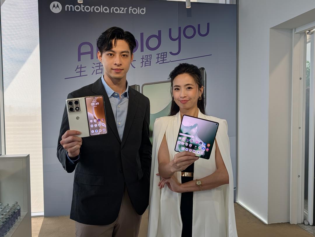 Motorola 首款大摺疊手機 razr fold 登台! 平板級大螢幕一秒變身筆電