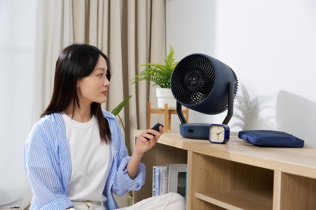 和電風扇直接對著人吹的定位不同，循環扇主要任務是帶動室內空氣對流。圖為Sharp PK-18S03P。