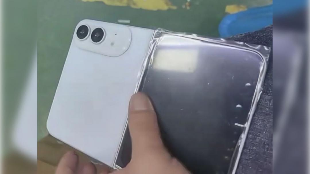 近日網路也流傳白色摺疊iPhone模型機。（圖／翻攝網路）