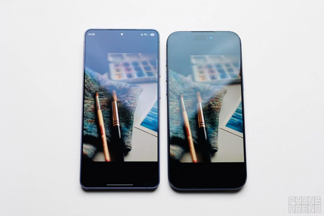 S26 Ultra  (左)對比 iPhone 17 Pro Max（右）。（圖／PhoneArena）