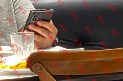 三星神秘Galaxy旗艦遭南韓網友野生捕獲！餐廳驚見測試原型機