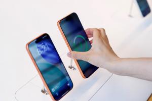蘋果iPhone 18 Pro雙機電池容量再曝光！外媒點續航關鍵是它