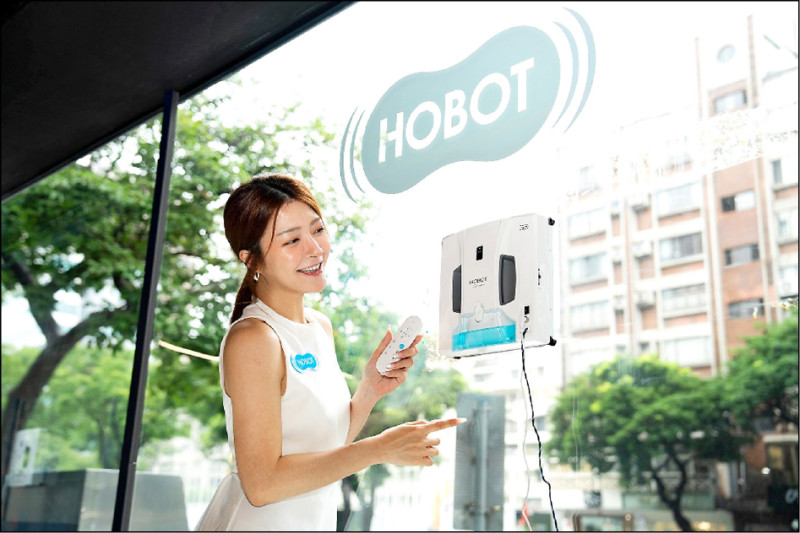 玻妞雙刮刀擦窗機器人HOBOT-SP10，以模擬專業洗窗流程為核心概念，自動完成清潔工作，13,800元。