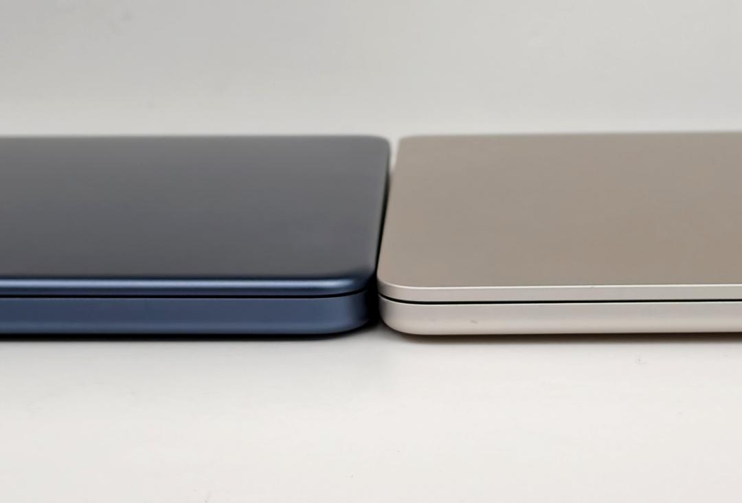 MacBook Neo(圖左)機身厚度比MacBook Air(圖右)略厚一些,整體仍維持輕巧便攜的特色。