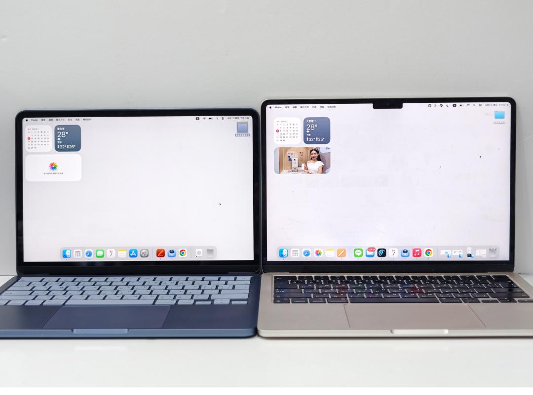 MacBook Neo(圖左)採用Liquid Retina等級螢幕,亮度跟MacBook Air(圖右)相同,但採無劉海設計。