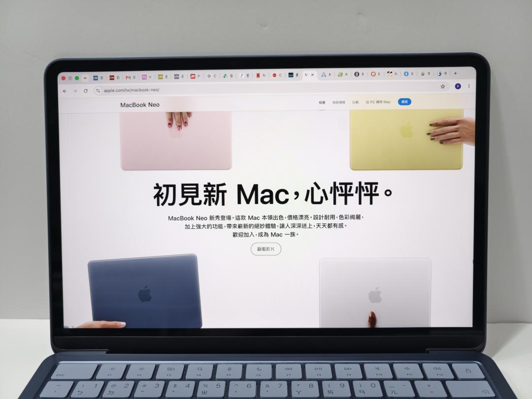 實測同時開啟20多個瀏覽器分頁,系統依然可流暢運行、不卡頓。