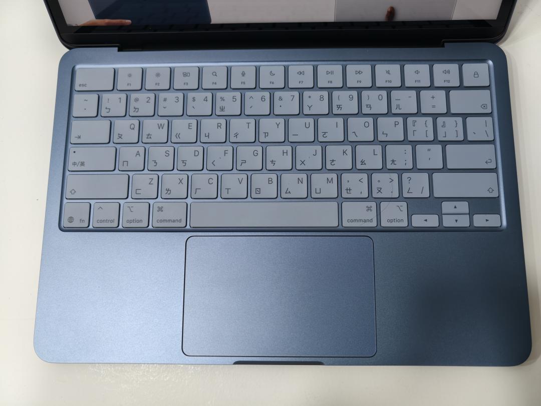 MacBook Neo搭載巧控鍵盤,打字手感維持不錯水準,但因不支援鍵盤背光,在光線不足的環境下辨識按鍵會較吃力。