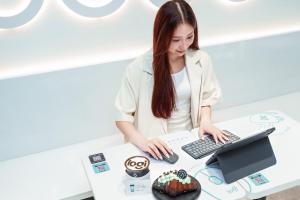 咖啡廳變辦公室！羅技聯名Ten Thousand Coffee　打造行動工作站