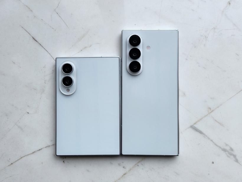 傳聞中的寬版Z Fold8(左)、頂規Z Fold8 Ultra(右)外型差異，此僅為模型機。（圖／翻攝網路）