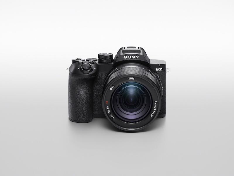 Sony RX10 V 搭載 ZEISS Vario-Sonnar T 24-600mm F2.4-4.0 的 25 倍光學變焦鏡頭。