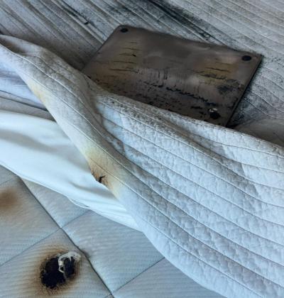 MacBook放床上充電竟自燃！床墊燒出大洞　消防粉專揭危險關鍵
