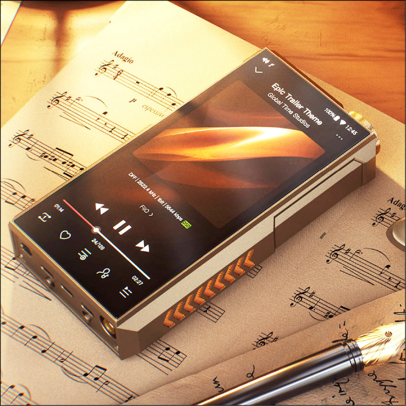 FIIO M27旗艦級Android高解析音樂播放器，鋁合金65,000元、鈦合金80,000元。展出業者：聿鑫。