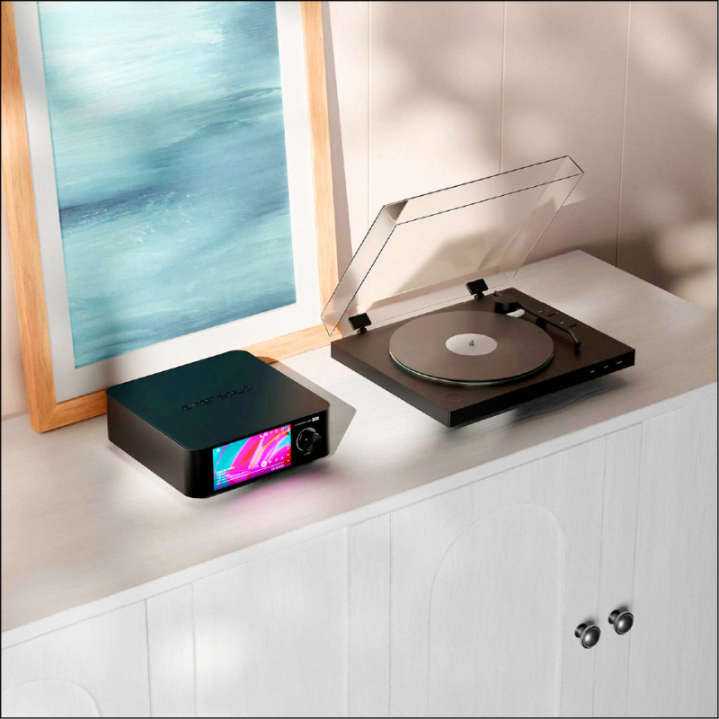 Eversolo Play（CD版）音樂串流擴大機（圖左），採All-in-One整合設計，26,900元。展出業者：國祥貿易。