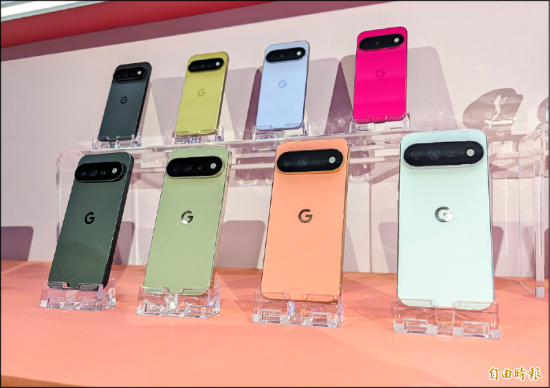 （圖上排左至右）Pixel 11提供曜石黑、開心果綠、冰霜紫、木槿桃4色選擇，29,990元起；（圖下排左至右）6.3吋Pixel 11 Pro、6.8吋Pixel 11 Pro XL提供曜石黑、橄欖綠、砂岩粉、迷霧灰4色選擇，售價分別為36,990元起、42,990元起。（記者吳佩樺攝）