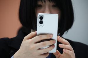 手機漲價還不夠！「隱藏降規」恐成常態　專家提醒別只看規格表